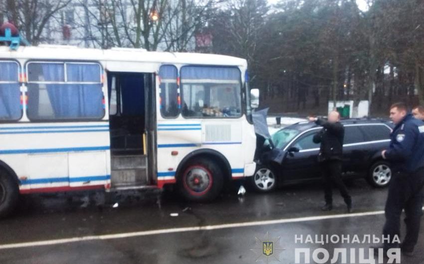 Через ожеледицю автобус Славута – Нетішин розчавив зустрічне авто