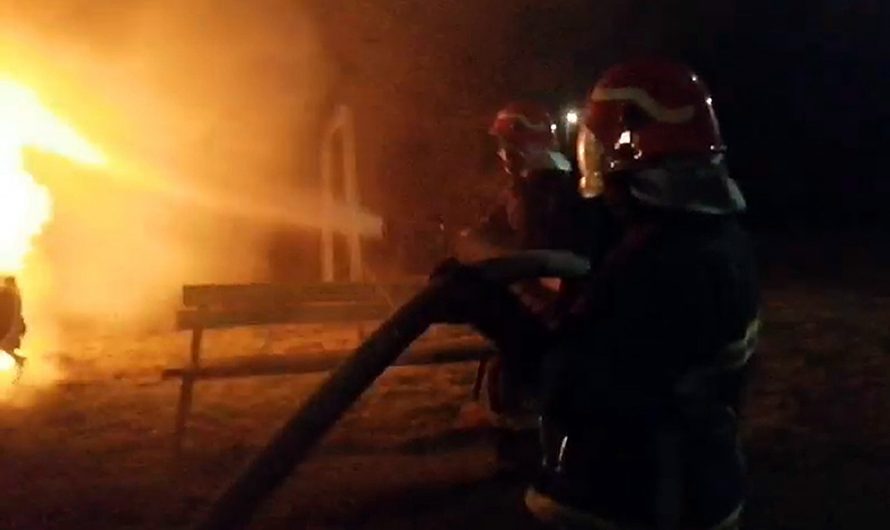 Пожежні посеред ночі врятували від полум’я елітний позашляховик